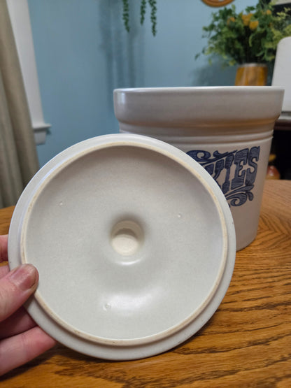 Vintage Pfaltzgraff Yorktowne Cookie Jar White Ceramic Blue Scroll Script Letter