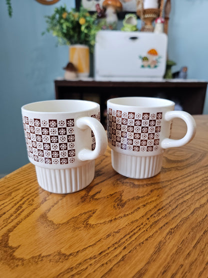 Brown & White Checkered Daisy Mugs