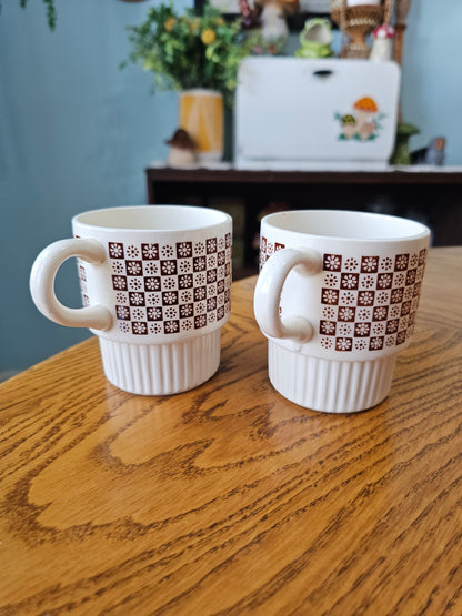 Brown & White Checkered Daisy Mugs