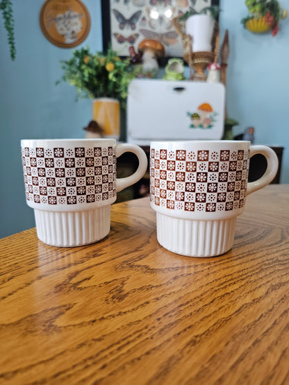 Brown & White Checkered Daisy Mugs